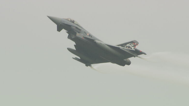 Bundesheer-Flugzeug in der Luft, grauer Himmel, diesig