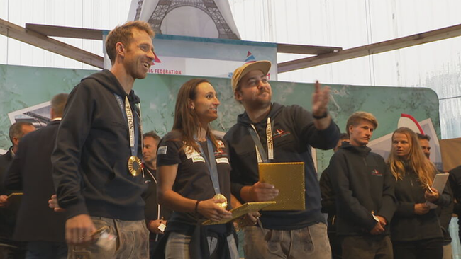 Mähr, Vadlau & Bontus auf Bühne mit ihren goldenen Medaillen