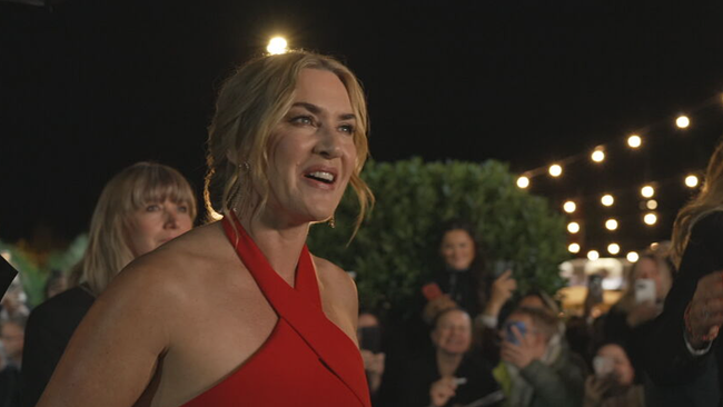 Kate Winslet strahlt in einem roten Kleid am Eingang des Zürich Film Festivals