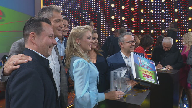 Alexander Hofer, Armin Assinger, Roland Weißmann, Lidia Baich, Barbara Karlich und weiter Leute machen Fotos mit Trophäen