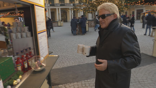 Heino bringt zwei leere Häferln zurück zum Punsch-Stand