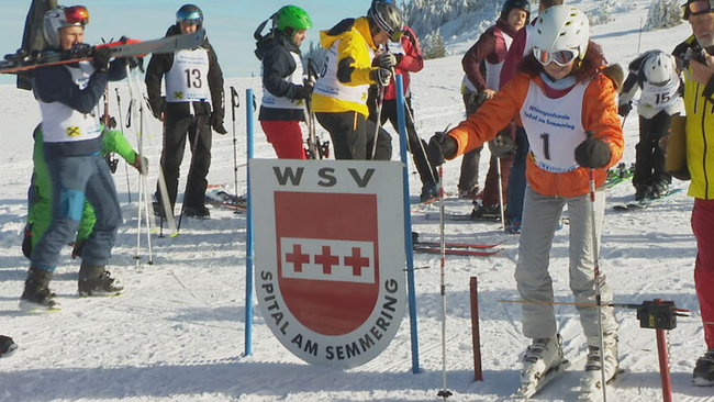 Start auf Skipiste. Promis im Skigewand und auf Skiern stehen an um zu Rennen zu fahren