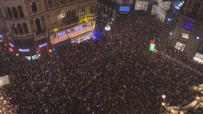 Wiener Innenstadt von oben kurz vor Mitternacht - lauter Menschen und weihnachtliche Deko