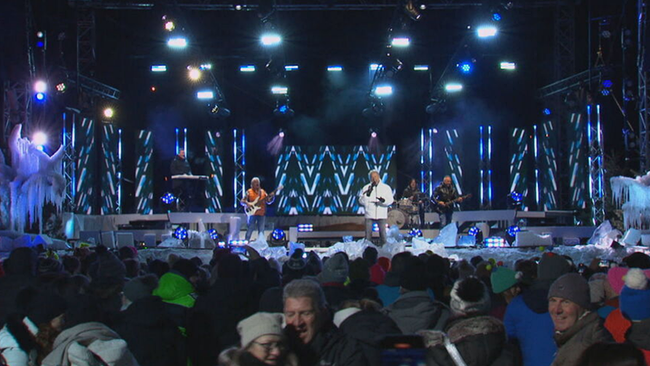 Bühnentotale mit Publikum vorne beim Winter Open Air,  die "Nockis" stehen auf der Bühne und performen