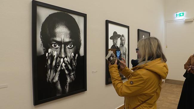 Frau fotografiert schwarz-weiß-Fotografie in Ausstellung