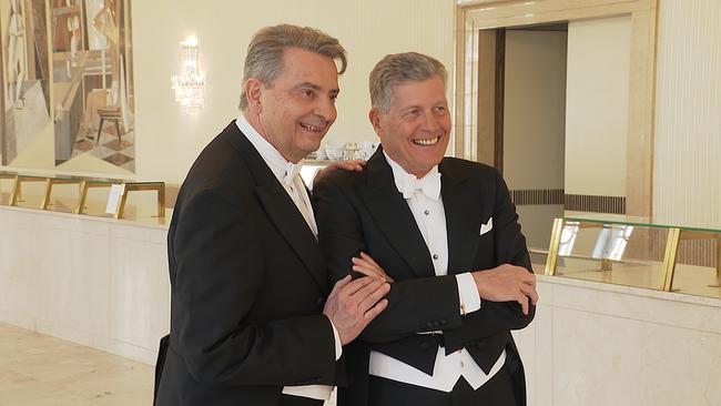 Christoph Wagner-Trenkwitz & Karl Hohenlohe lachen in Fotokamera in der Wiener Staatsoper 