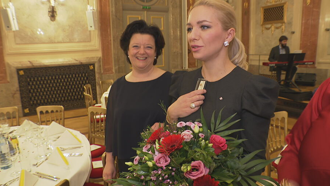 © ORF / Seitenblicke Lidia Baich mit Blumenstrauß in der Hand