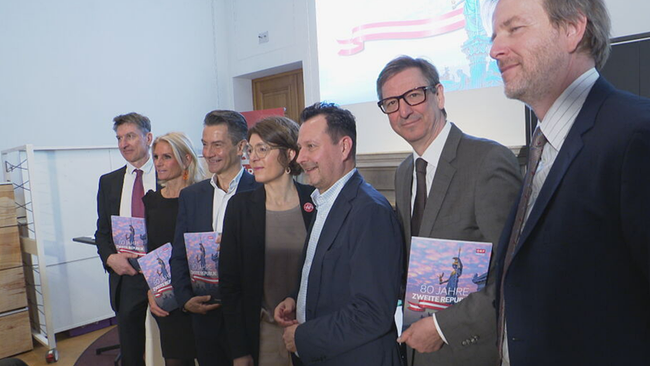 © ORF / Seitenblicke Verantwortlichepräsentieren mit Programmheften "80 Jahre Republik" und schauen in Kameras