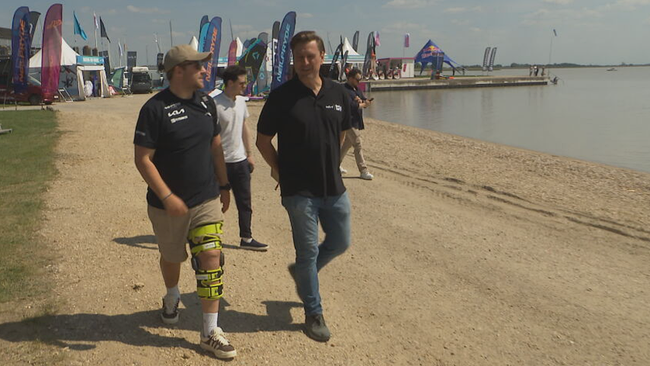 © ORF / Seitenblicke Olympiasieger Valentin Bontus geht am Strand vom Neusiedler See (mit Verletzung am Bein) spazieren