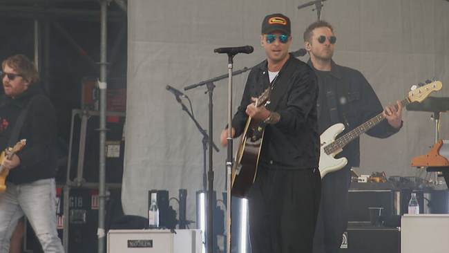 © ORF / Seitenblicke Band spielt auf Bühne in Ischgl ein Freiluftkonzert