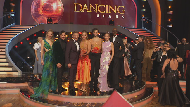 © ORF / Seitenblicke Sieger-Paar, mit Jury und Moderatoren-Duo posiert auf Dancing Stars Bühne