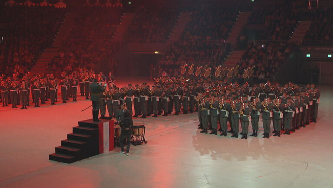 © ORF / Seitenblicke Soldatinnen und Soldaten spielen Konzert in Halle