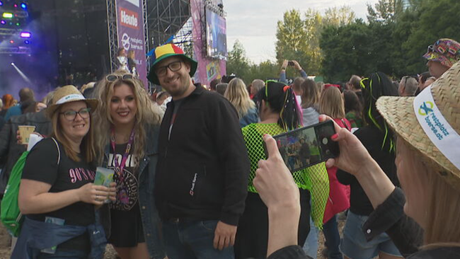 © ORF / Seitenblicke Stars machen Fotos mit Fans vor der Bühne auf der Donauinsel