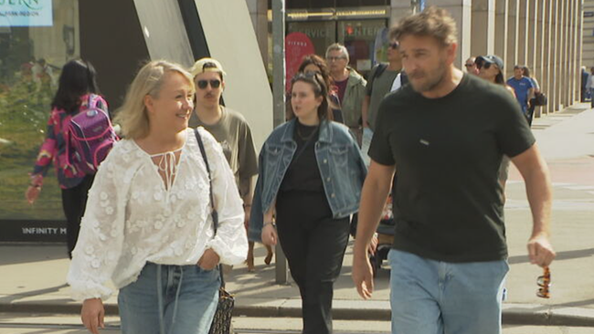 © ORF / Seitenblicke Benda und Keller spazieren über eine Straße