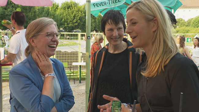 © ORF / Seitenblicke Gespräche beim Profil-Geburtstagsfest