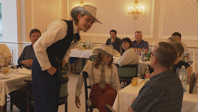 © ORF / Seitenblicke Schauspieler und Schauspielerin spielen mitten im Publikum, das an gedeckten Tischen sitzt