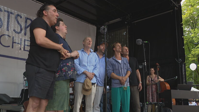 © ORF / Seitenblicke Ensemble steht auf der Bühne und singt