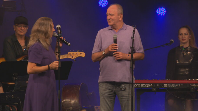 © ORF / Seitenblicke Birgit Denk und Herbert Prohaska stehen mit Mikros in der Hand auf der Bühne