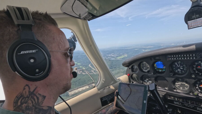 © ORF / Seitenblicke Musiker Bernhard Speer sitzt im Cockpit und fliegt sein Flugzeug