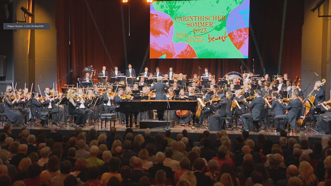 RSO spielt auf Bühne, dahinter Plakat des "Carinthischen Sommer 2025"