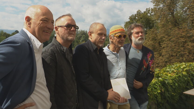 u.a. stehen Gery Keszler und Jeremy Irons auf der Terrasse von Schloss Leopoldskron und werden fotografiert