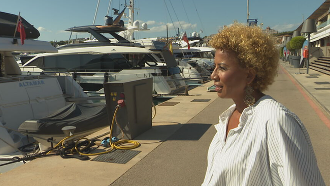 © ORF / Seitenblicke Arabella Kiesbauer spaziert am Hafen, wo viele Yachten liegen