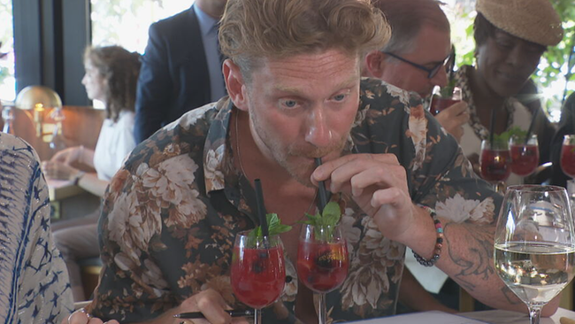 © ORF / Seitenblicke Lucas Fendrich verkostet einen Cocktail und trinkt am Strohhalm