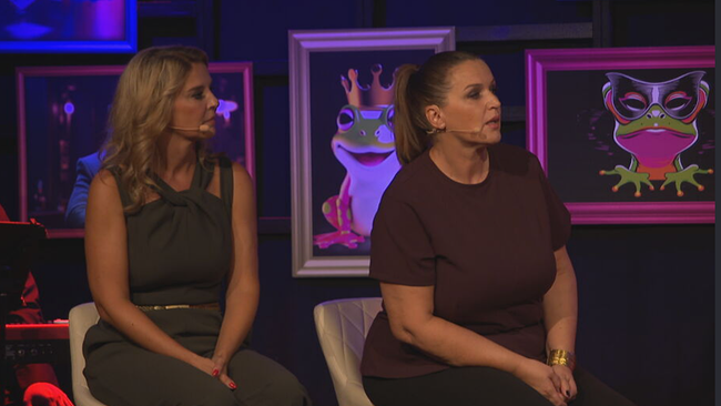 © ORF / Seitenblicke Christine Reiler und Barbara Karlich sitzen auf Bühne, hinter ihnen diverse Bilder von Froschkönigen