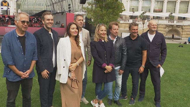 © ORF / Seitenblicke Die Mitwirkenden des Staatsopern Open-Airs posieren für Fotos vor der Freilicht-Bühne