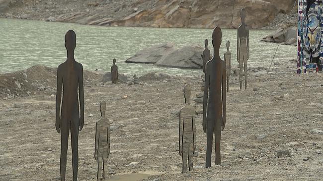 © ORF / Seitenblicke Menschliche Figuren aus Metall stehen dort, wo einst Eis war