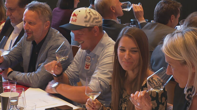 Prominente Jury, u.a. Thomas Morgenstern, verkostet Wein