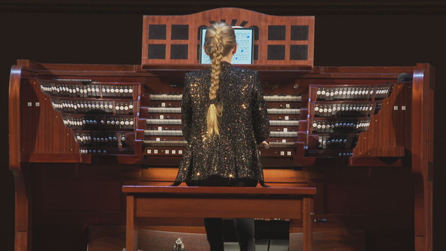 © ORF / Seitenblicke Anna Lapwood (Rückenansicht) sitzt vor Orgel und spielt