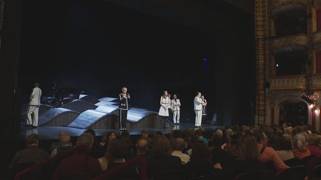 © ORF / Seitenblicke SchauspielerInnen in schwarz-weißer Kleidung stehen auf der Bühne, davor sitzt das Publikum und schaut zu