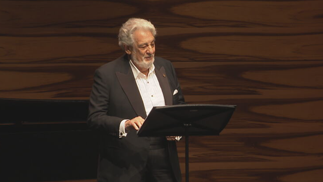 Placido Domingo steht auf der Bühne und singt