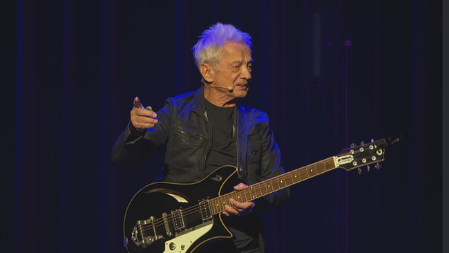 © ORF / Seitenblicke Boris Bukowski im schwarzen Outfit mit Gitarre umgehängt auf der Bühne