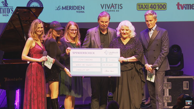 © ORF / Seitenblicke Gruppe von Prominenten steht auf der Bühne und hält Spendenscheck in den Händen