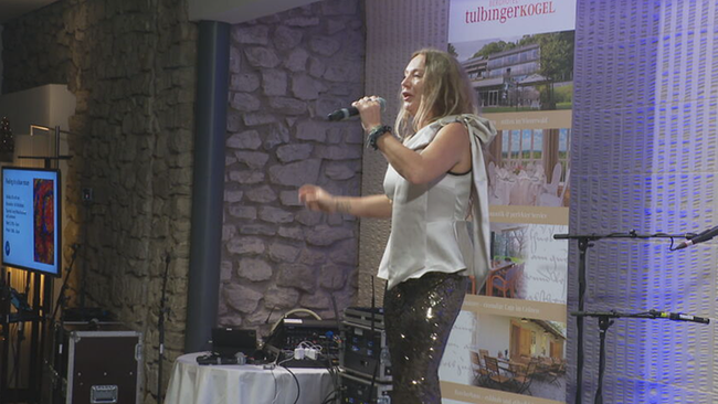 Niddl steht singend auf der Bühne im Tulbingerkogel