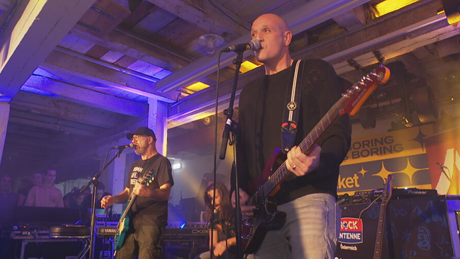 © ORF / Seitenblicke Gregory und Sarich mit je einer Gitarre in der Hand ins Mikrofon singend