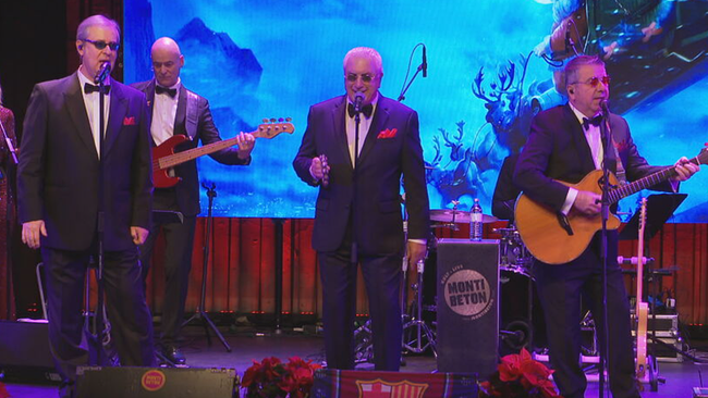 Die drei Herren stehen auf der Bühne und singen