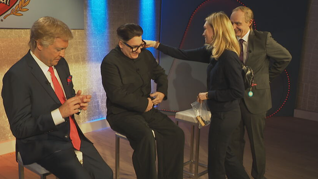 Maskenbilderin macht noch letzte Korrekturen bei Palfrader als Kim Jong-un verkleidet, daneben Gerald Fleischhacker als Donald Trump und Thomas Maurer als Waldimir Putin