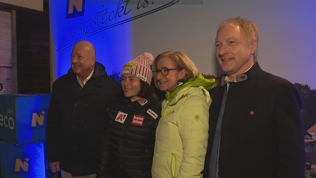 Posen für die Kamera: Christian Stocker, Julia Scheib, Johanna Mikl-Leitner &  Gerhard Valeskini