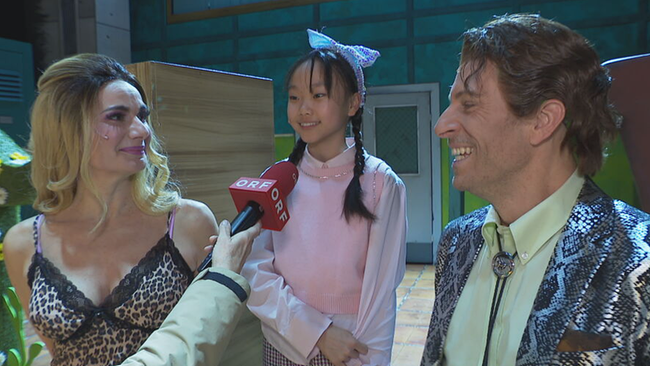 Interivewsituation von zwei erwachsenen Stars und einem Kleinen ...