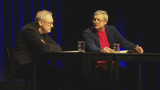 © ORF / Seitenblicke Josef Hader und Alfred Dorfer sitzen an Tischen auf der Bühne des Stadtsaal