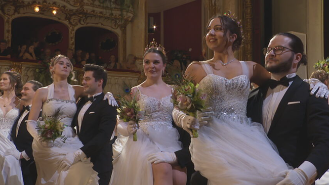 Die Jungdamen sitzen am Schoß der Jungherren bei der Eröffnung