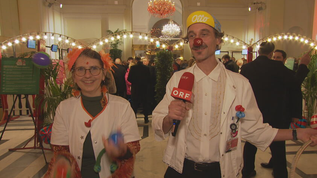 Clinicclowns stehen mitten im Ball und jonglieren Bälle