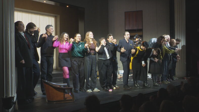 Ensemble von "Sophia oder das Ende der Humanisten" verbeugen sich gemeinsam auf der Bühne der Kammerspiele