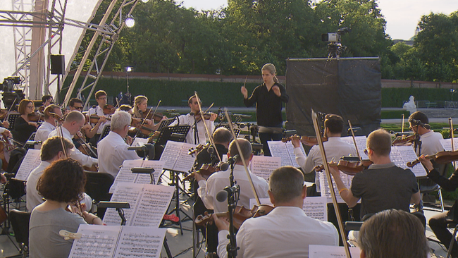 Die Wiener Symphoniker beim Spielen von "Beethovens Neunter", dirigiert von Carina Canellakis 