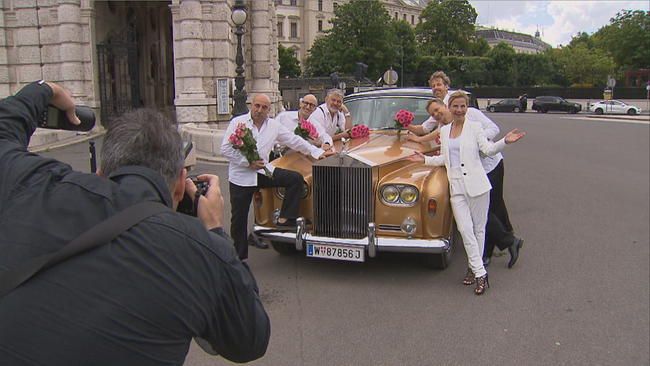Kristina Sprenger posiert mit ihrem Schauspiel-Kollegen vor einem Rolls Royce