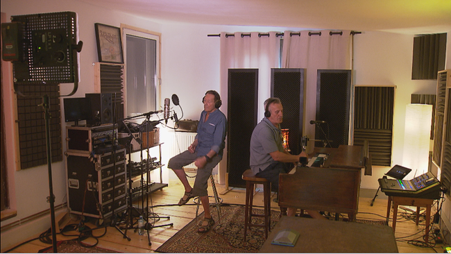 Wolfgang Ambros bei der Aufnahme des neuen Songs im Studio 