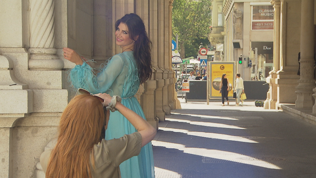 Leona König posiert in türkisem Kleid vor der Kamera
